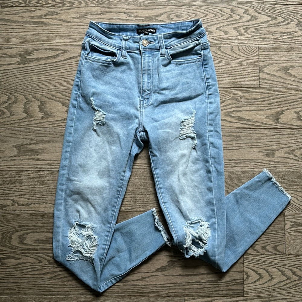 Fashion Nova Ripped Skinny Jeans🩵